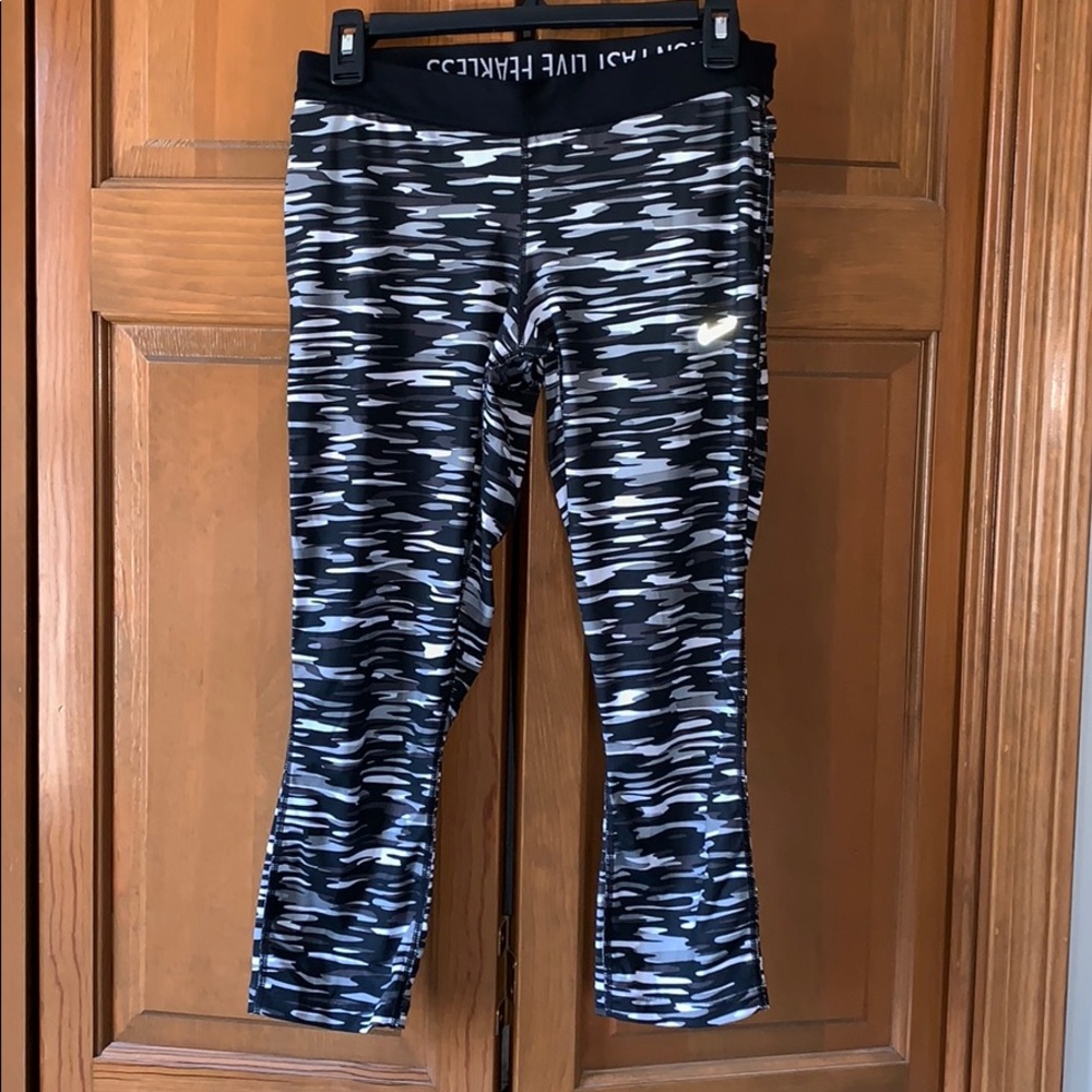 Nike dri-fit Capri workout pants
